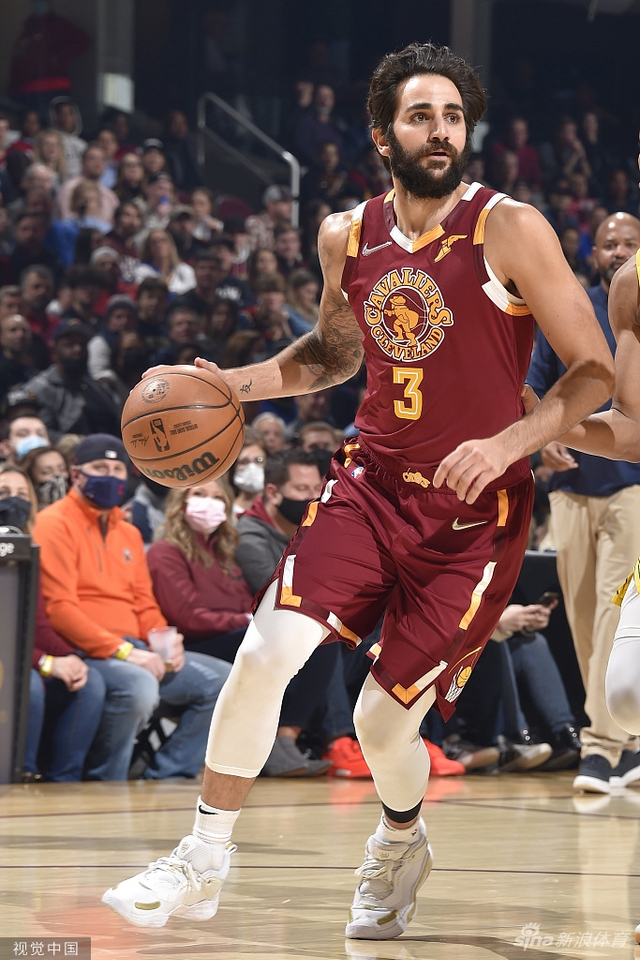 天生要强!库里姚明梦幻同框,1米88傻库在2米26姚主席面前大秀肌肉